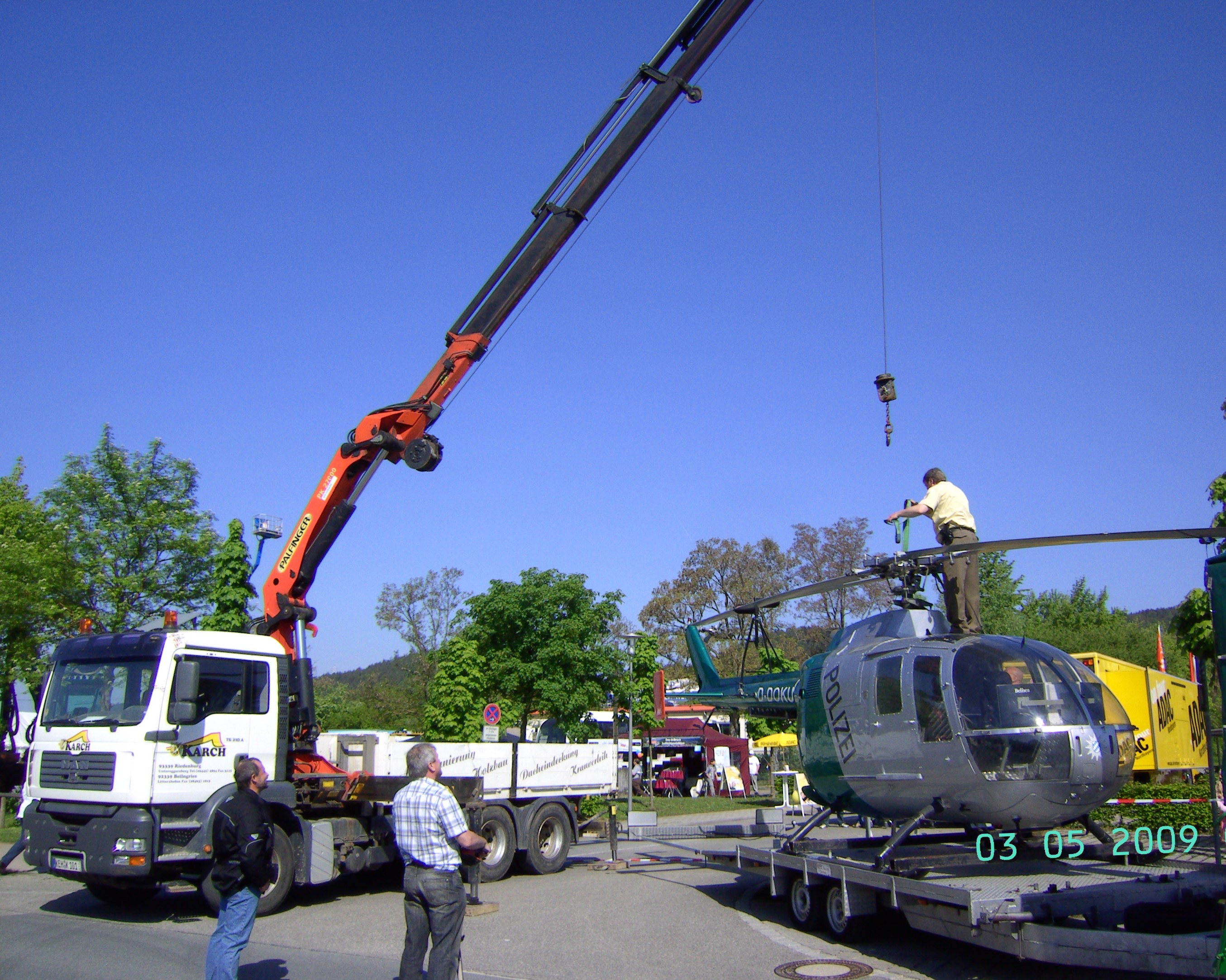 Verladen eines Hubschraubers